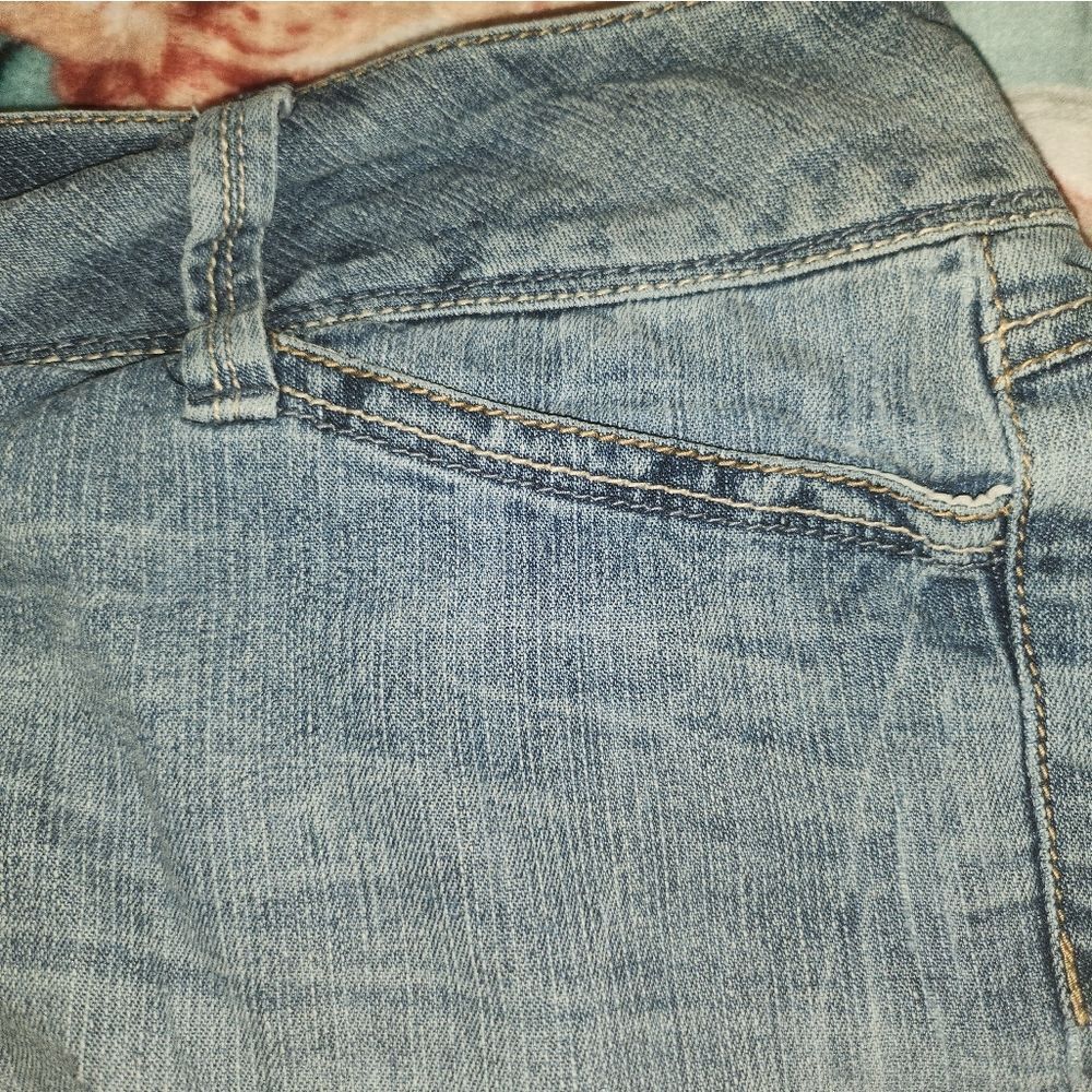 Women’s Denim Shorts - Blue Jean Casual Short - Picture 3 of 7